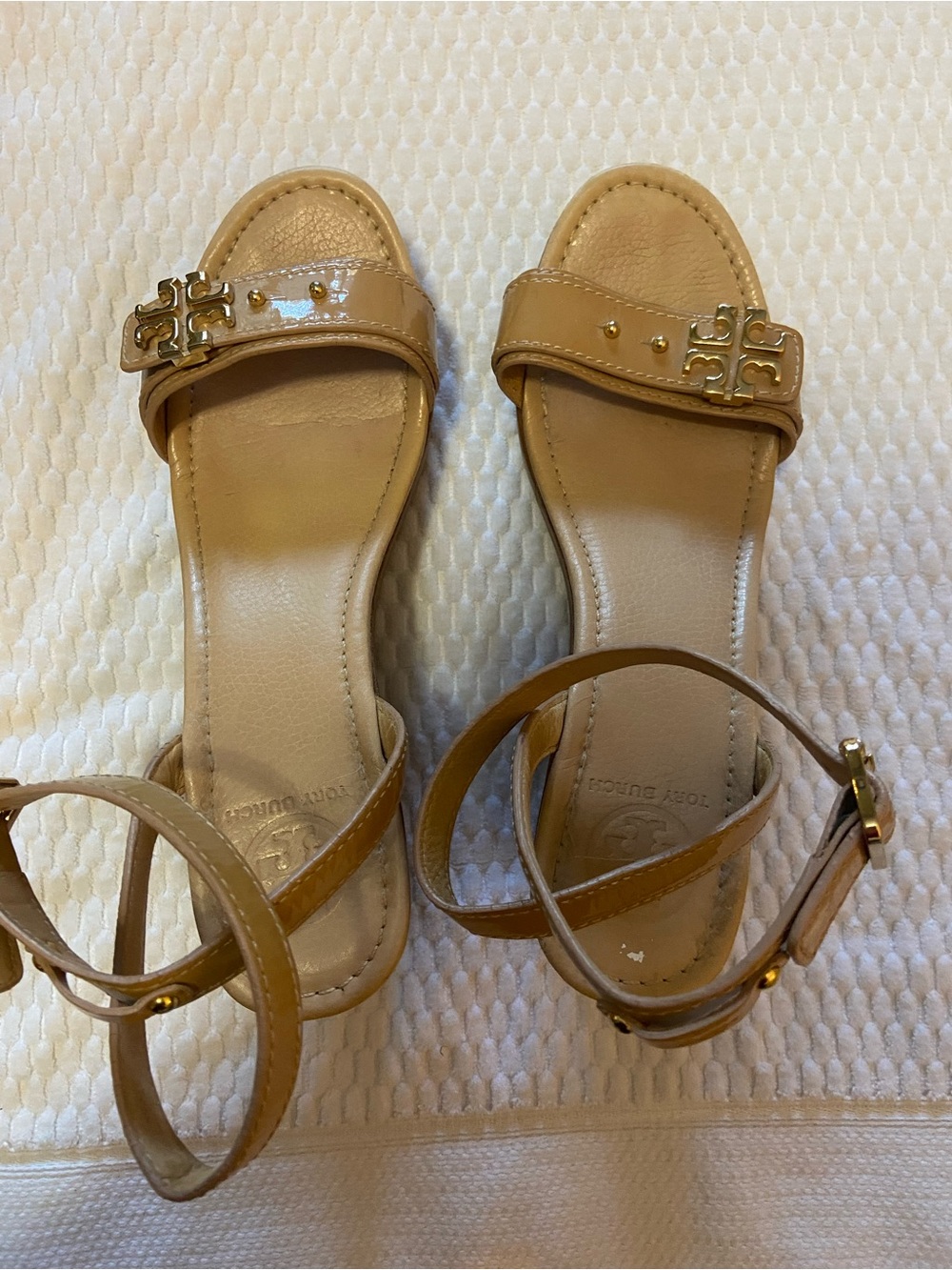 Tory Burch Tan Patent Leather Logo-Accent Wedge Sandals Size 8 1/2
